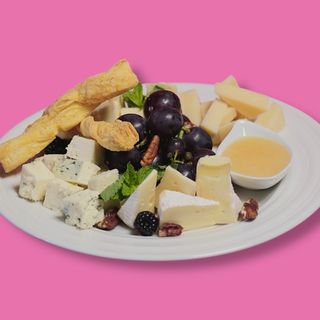 Platou de brânzeturi pentru vin