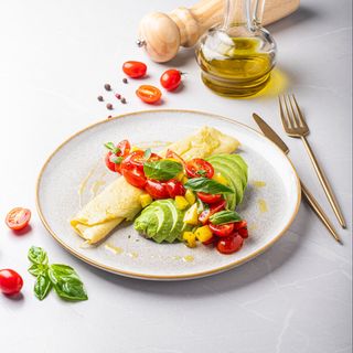 Omletă cu roșii și avocado