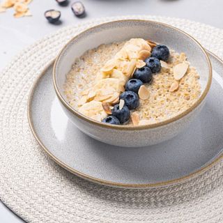 Terci de ovăz cu lapte de migdale și afine