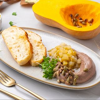 Pateu de ficat cu ulei de trufe și confi de pere