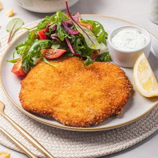 Șnitel cu cartofi pai și salată