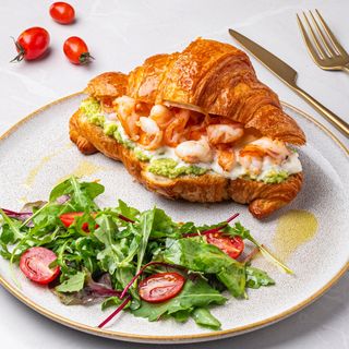 Croissant cu creveți