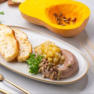 Pateu de ficat cu ulei de trufe și confi de pere