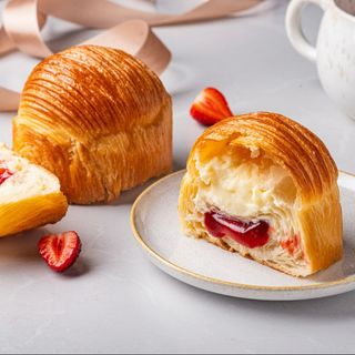 Croissant semisferă cu cremă fiartă și coulis de căpșună