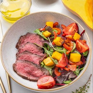 Salată cu friptură de vită și dovleac