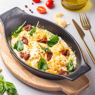 Raviolli de pui cu sos de parmezan