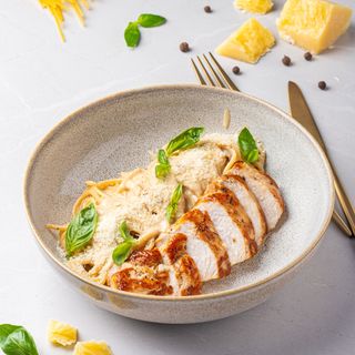 Paste cu pui și parmezan