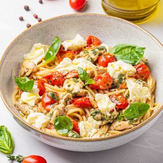 Paste cu roșii pui și mozarella