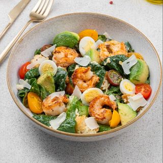 Salată Caesar cu creveți și avocado