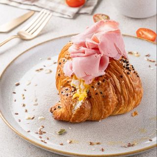 Croissant cu șuncă
