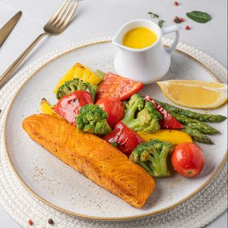 Somon cu legume și sparanghel