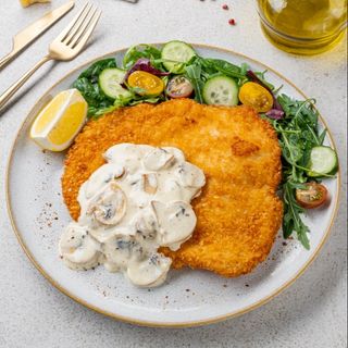 Șnițel de pui cu sos de ciuperci și salată
