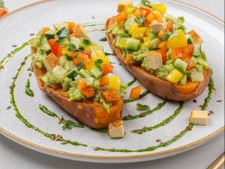 Batat cu guacamole și tofu