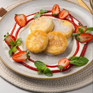 Brânzoaice dulci cu migdale și fructe de sezon