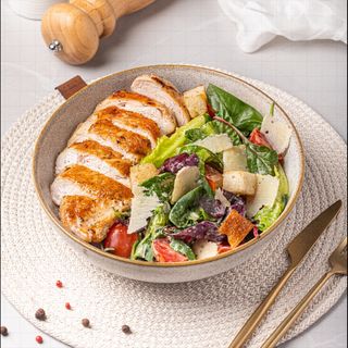 Salată Caesar cu pui