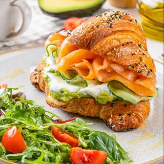 Croissant cu somon