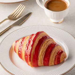 Круассан с заварным кремом и клубникой / Croissant cu cremă fiartă și căpșune