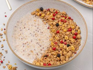 Terci de ovăz cu lapte vegan, granola și semințe de in