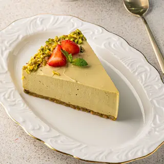 Cheesecake cu fistic și fructe de sezon