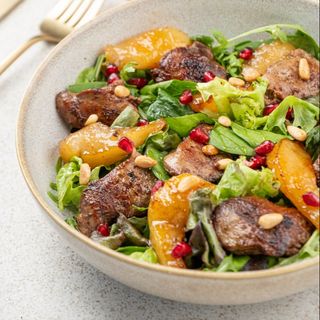 Salată caldă cu ficat de pui și pară caramelizată