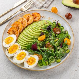 Mic dejun Fitness cu creveți și avocado