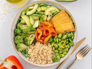 Salată bol cu quinoa și tofu