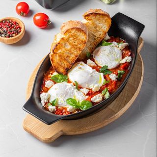 Shakshuka clasică cu baghetă la grătar