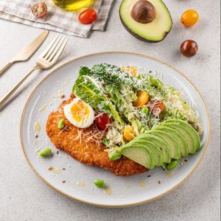 Salată Caesar cu șnițel de pui