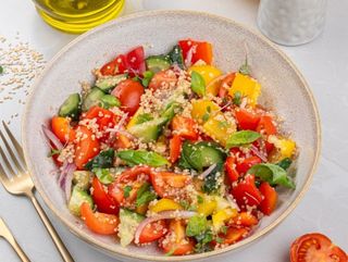 Salată cu legume și quinoa