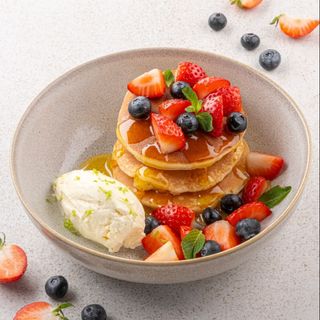 Pancakes cu mascarpone și fructe