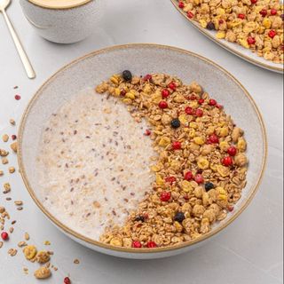 Terci de ovăz cu lapte, granola și semințe de in