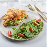 Croissant cu somon