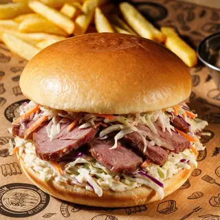 Tipsy Texan Burger cu cartofi pai și sos