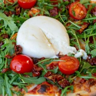 Pizza cu Burrata si rucola