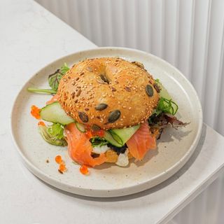 Bagel cu somon afumat, castraveți și iaurt
