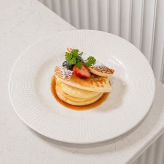 Pancake cu banane caramelizate și sirop de arțar