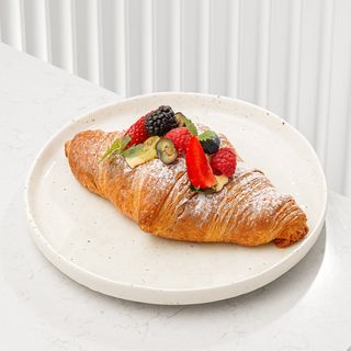 Croissant cu cremă de vanilie și fructe de pădure