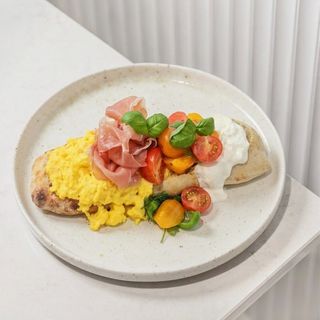 Ciabatta cu prosciutto crudo, roșii și stracciatella