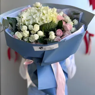Buchet mix cu Hortensie si Trandafiri crenguță.