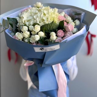 Buchet mix cu Hortensie si Trandafiri crenguță.