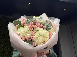 Buchet elegant cu hortensie și trandafiri crenguță.