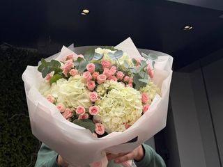 Buchet elegant cu hortensie și trandafiri crenguță.