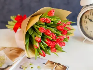 Buchet de Lalele Rosii in Hartie Naturala (15 fire)