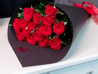 15 Trandafiri Rosii in Hartie Neagra 50-60 cm