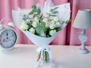 Buchet din 19 trandafiri albi 50-60 cm cu eucalipt