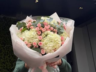 Buchet elegant cu hortensie si trandafiri roz.