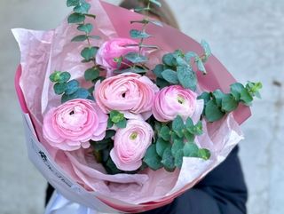 Buchet din 7 ranunculus roz cu eucalipt.