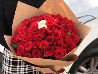 50 Trandafiri Rosii si 1 Trandafir Alb 50-60cm