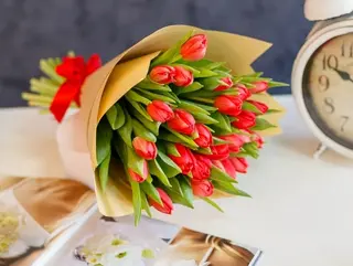 Buchet de Lalele Rosii in Hartie Naturala (25 fire)