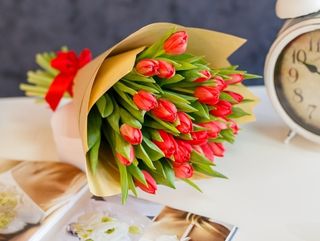 Buchet de Lalele Rosii in Hartie Naturala (25 fire)